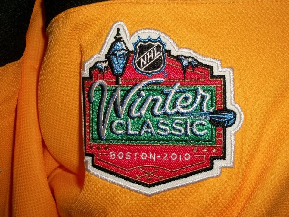 Camiseta deportiva Zdeno Chara Boston Bruins amarilla y negra 2010 clásica de invierno CCM NHL Foto 3 de 3