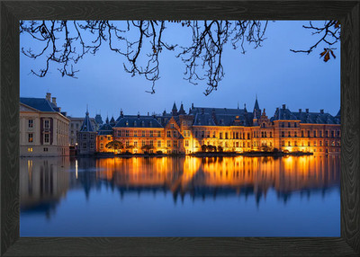 Den Haag in der Abenddämmerung: Reflektierende Gelassenheit gerahmtes Wandbild Poster Leinwanddruck Bild