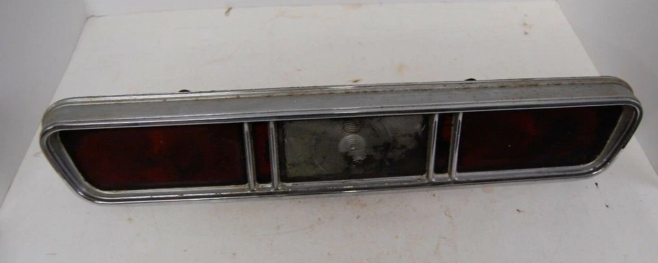 1967 Chevrolet Impala rear Tail Light Housing right side bezel trim lens OEM 67 - Imagem 2 de 4