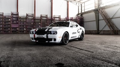 Weißer Dodge Challenger SRT Hellcat Foto, Industriehalle Düsternis, Twin