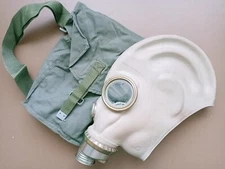 Soviet Era Polish Gas mask  SzM-41M mask size 2 plus bag.
