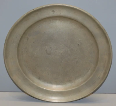 - ANCIENNE ASSIETTE PLATE en ETAIN Monogrammée sur le Haut de l'aile MG D - Photo 1/4