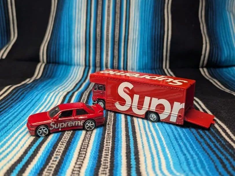 Supreme x Hot Wheels 1:64 BMW M3 1992 Fleet Flyer Team Transport