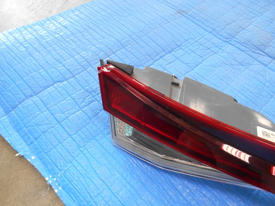 OEM | Luz trasera central Hyundai Elantra 2021-2023 no LED 92409-AA030 Foto 3 de 3