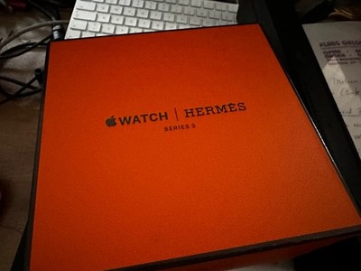 Apple Watch Hermès    Original Karton    nicht benutzt außer plus Armband