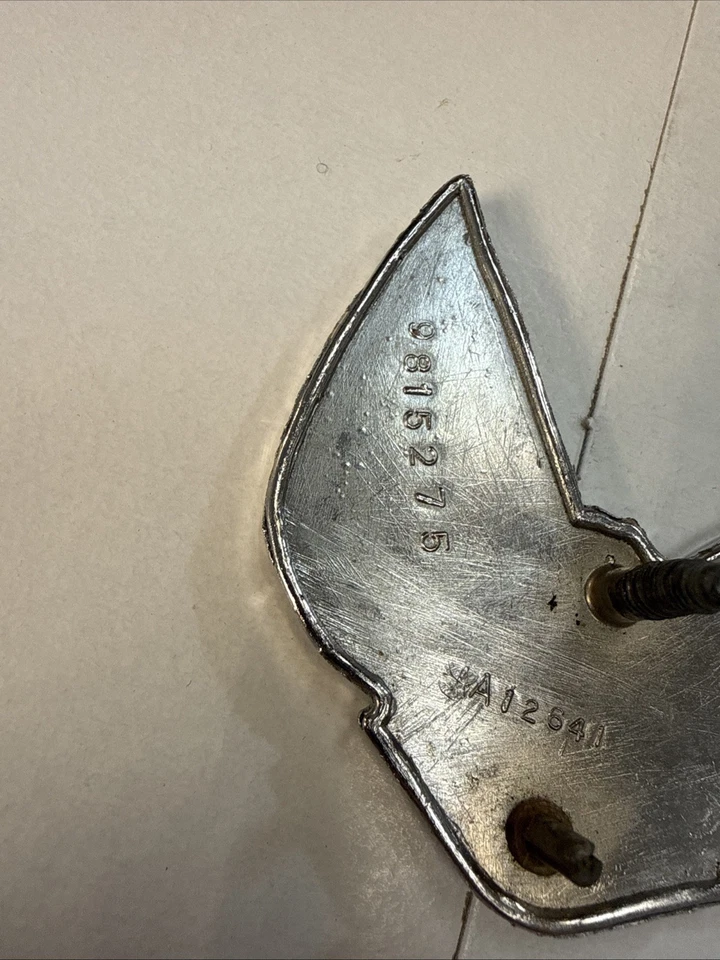 Pontiac Firebird 1970-1974 maletero tapa transmisión am emblema GM parte 9815275 Foto 3 de 4