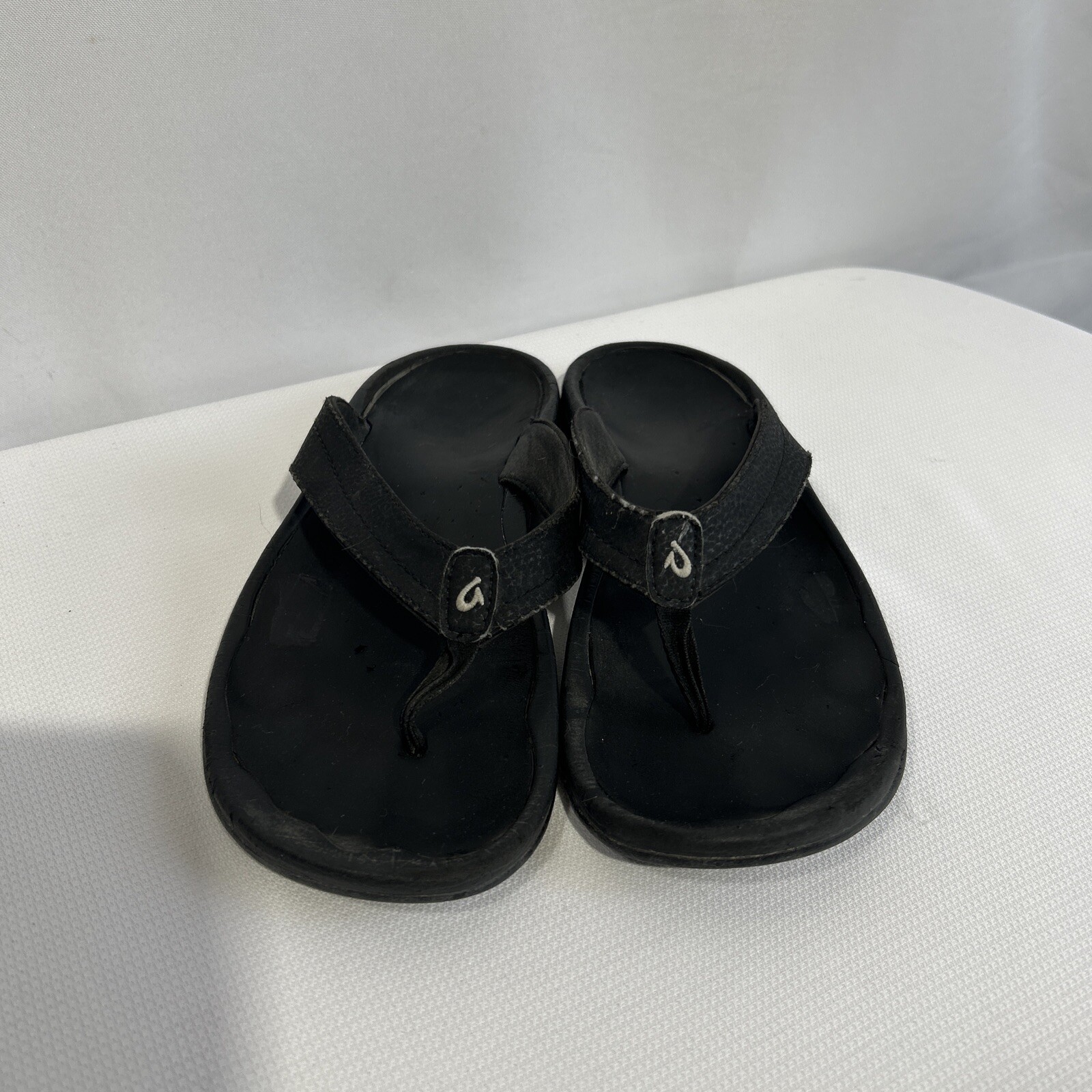 OluKai Ohana Womens Size 9 Black Leather Thong Sandal Flip Flop