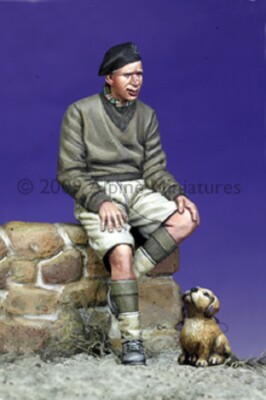 MW22 ALPINE MINIATURES 35079 BRITISH ARMOURED CREW #2 & PUPPY  1/35 FIGURE