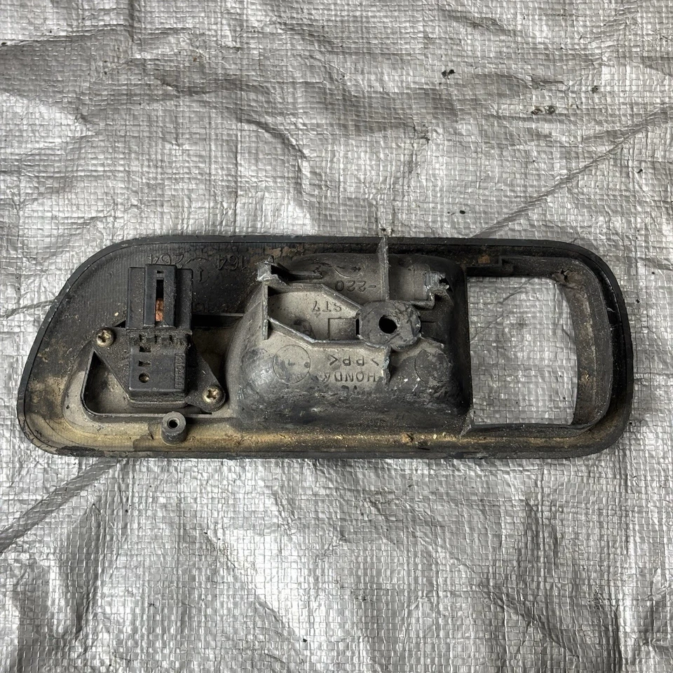 94-01 Acura Integra lado derecho pasajero interior manija puerta bisel cubierta ST7-220 Foto 2 de 2