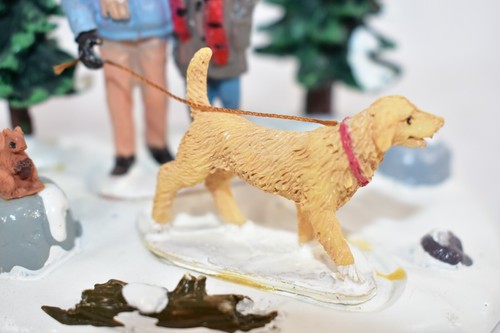LEMAX CHRISTMAS VILLAGE FIGURES GOLDEN DOG LAB RETRIEVER COUPLE - Picture 5 of 9