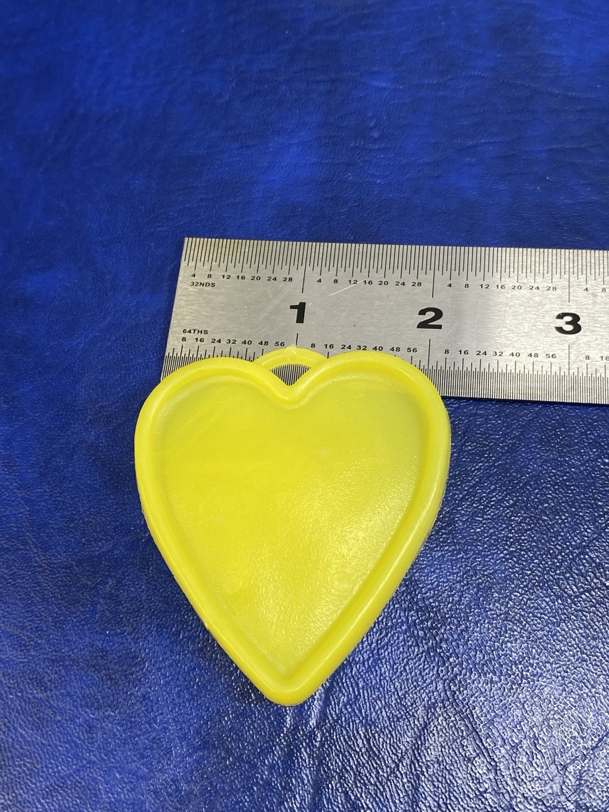 Lot of 16 Vtg Yellow Plastic Heart Shape Balloon Weights by Premium Balloon