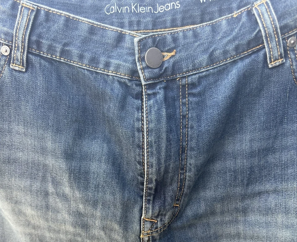 Calvin Klein Men's Relaxed Fit Straight Leg Blue Denim Jeans (44x30) New - Image 4 of 4