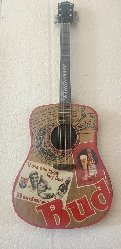 NUEVA GUITARRA DECORATIVA COLECCIONABLE “A Refreshing Riff” Budweiser Music & Memories Foto 4 de 4
