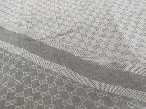 Elegant Gucci Two-Tone Gray Shawl with GG Monogram Pattern - Picture 10 of 16