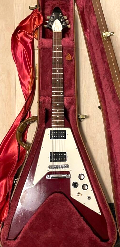 ギター Gibson Flying V Faded Worn Cherry Gibson Flying V Faded Worn Cherry 2006 – Chicago Music Exchange