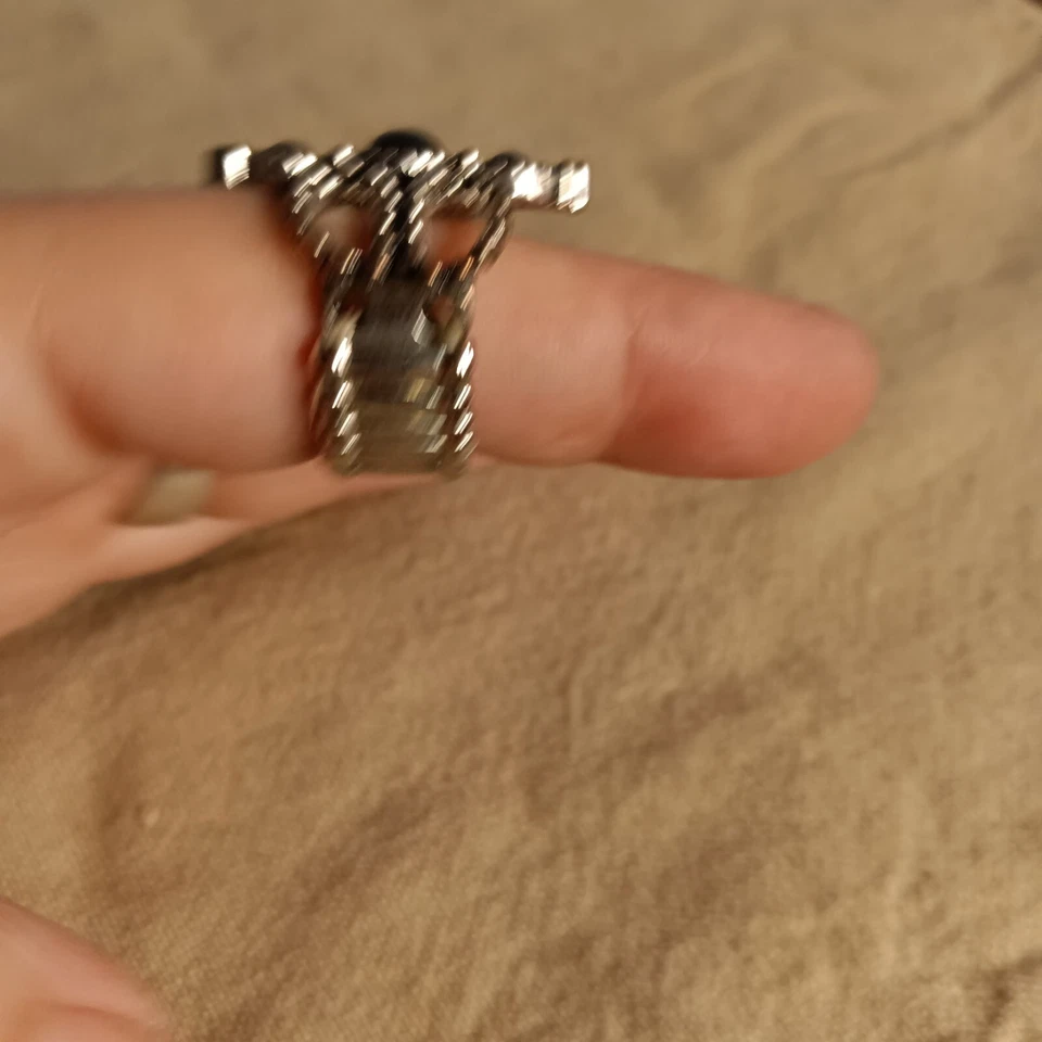 Anillo elástico de metal tono plata, 3 piedras negras, talla única para la mayoría Foto 3 de 4