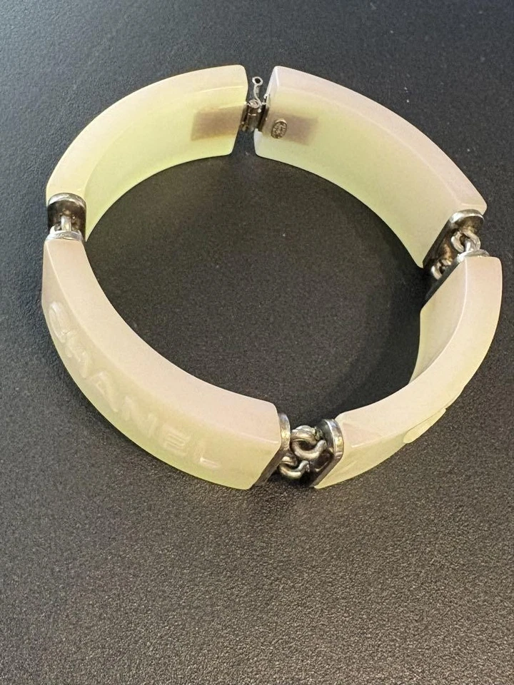 Auténtico brazalete brazalete con logotipo marca de coco de Chanel en plástico blanco accesorios para mujer Foto 3 de 4