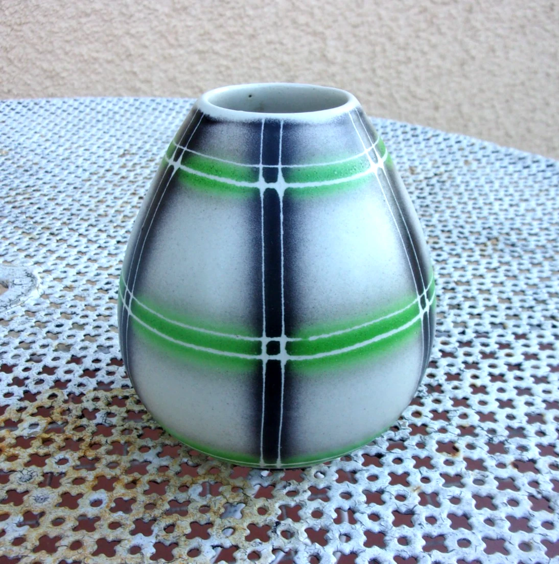 Paire De Vases Vintage En Faïence De St Clément - Céramique Jaune Et Vert Rayé