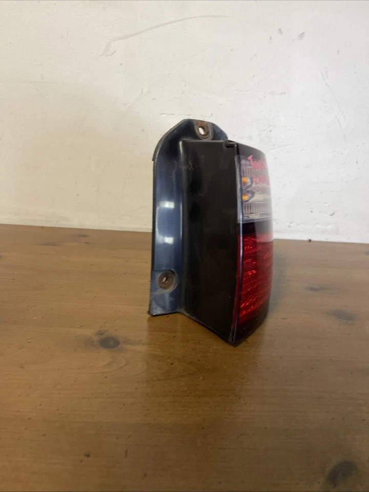 Toyota Tarago Right Tail Light ACR30 06/2000-06/2003 - image 4 of 4