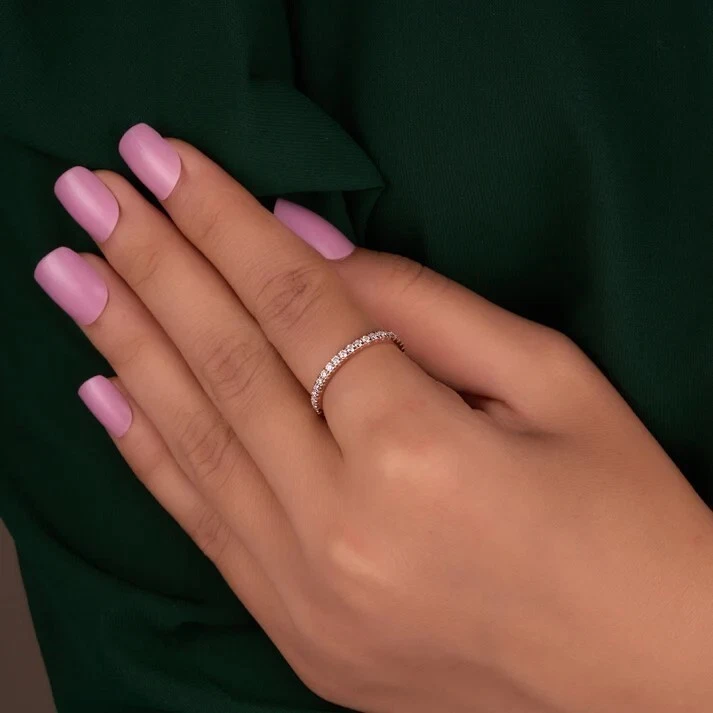 Alianza de boda de eternidad de moissanita de corte redondo de 2,00 mm, regalo de aniversario para esposa. Foto 3 de 4