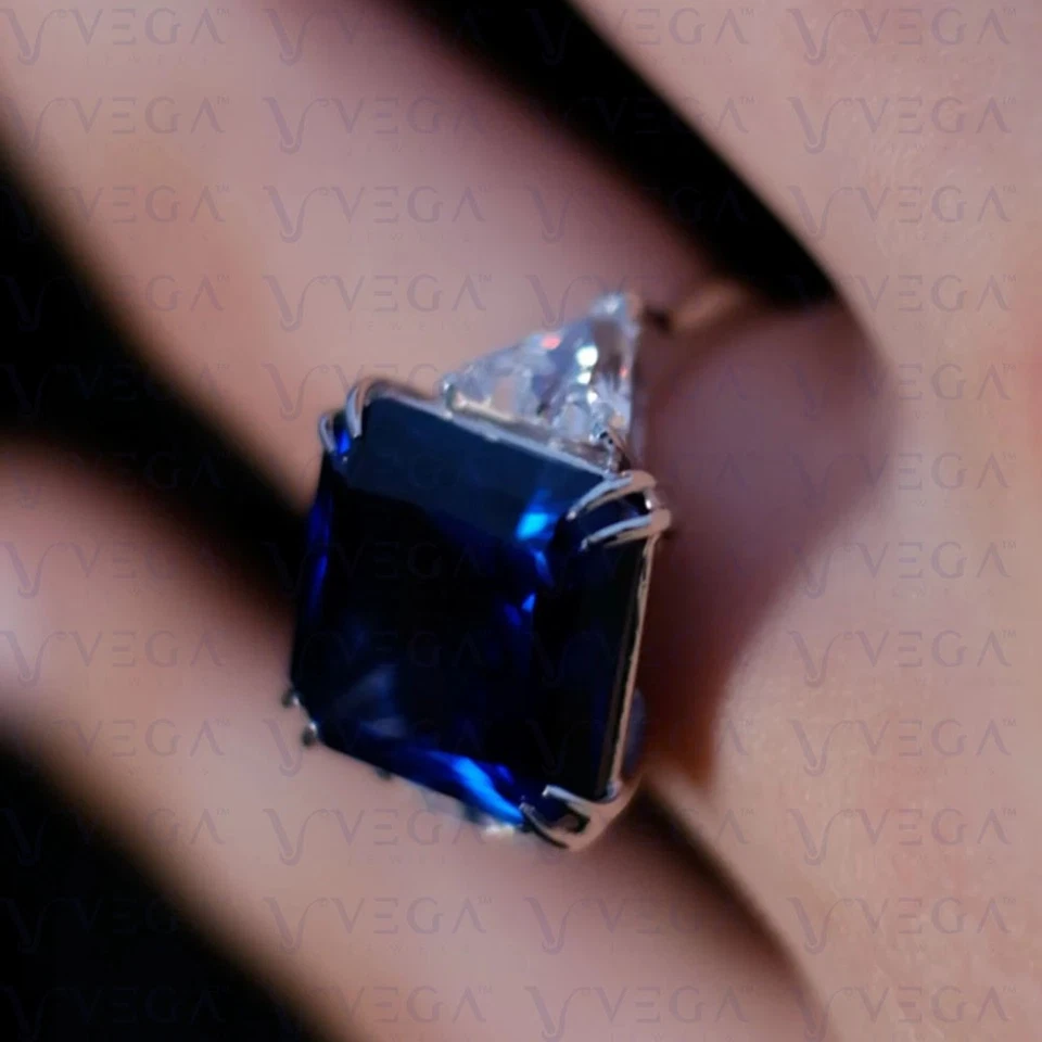 Anillo de tres piedras con diamantes de zafiro natural y cojín de 5,0 quilates enchapado en oro blanco de 18 quilates Foto 3 de 4