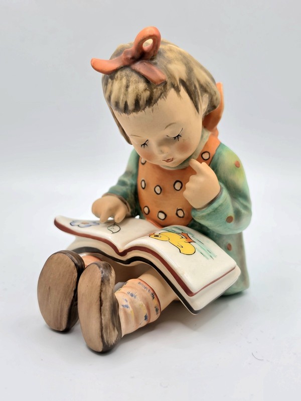 HUMMEL Figurine "BOOK WORM" Girl Reading  HUM 8  TMK5  c.1972-79 Excellent Cond.
