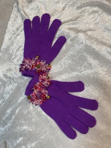 Christmas Beaded Gloves - Picture 3 of 8