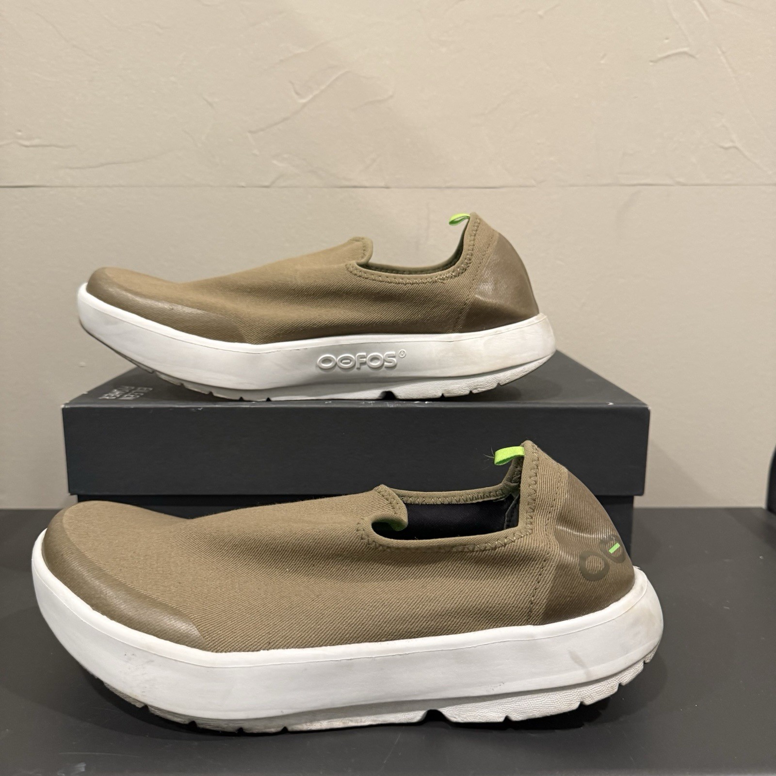 Oofos Oomg Eezee Low Top Taupe Canvas Slip On Recovery Shoes Sz 10 Eu 41