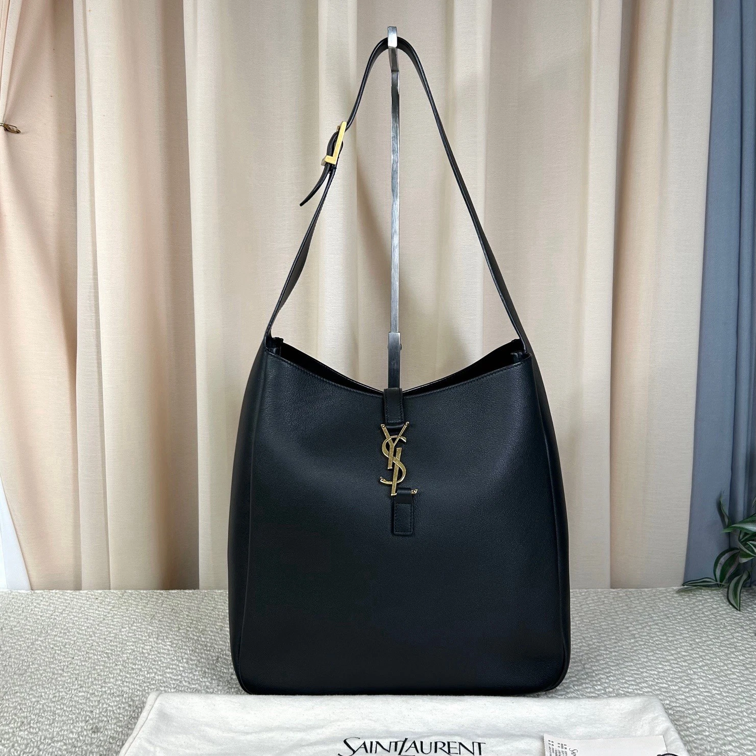 Saint Laurent — Authentic Pre-owned Saint Laurent Le 5 à 7 Hobo Bag
