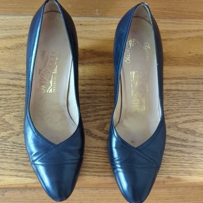 Salvatore Ferragamo Navy Blue  Pumps Size 8.5 B Classic Italian Leather