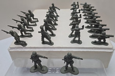 Plastic Army Soldiers toys Multiple Sizes 1-3/4"Lot of 28 Olive Drab Green