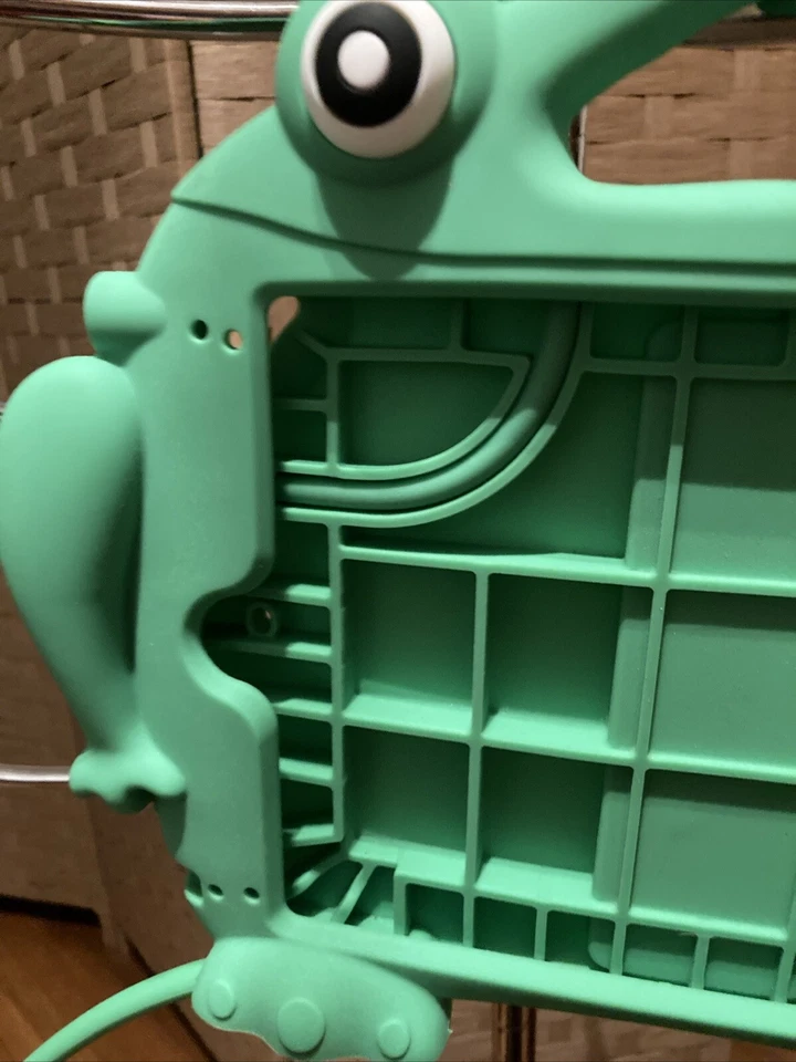 Pop Eyed Frog Sillicone Tablet Holder - Image 3 of 4