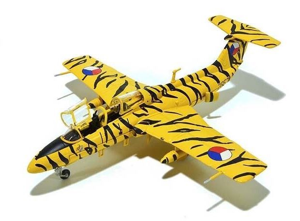 Maquette avion de chasse Aero L-29 Delfin Herpa haute précision avec détails peints