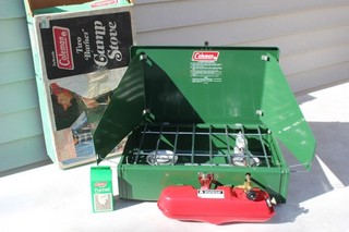 Coleman 425E Two Burner Camp Stove Green 1978 NEAR MINT Camping Gas NO RESERVE !