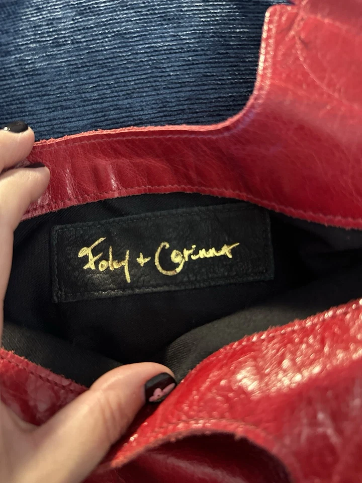 Bandolera convertible plegable de cuero negra Foley & Corinna Disco City Foto 2 de 3