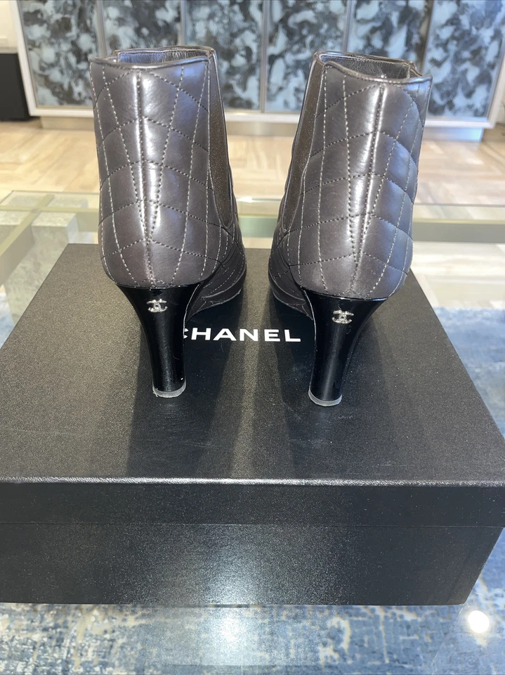 Chanel Botín Cuero Marrón Con Puntera de Charol Negro Tirar de Cuña Talla 40 Euro/ EE. UU. 10 Foto 4 de 4