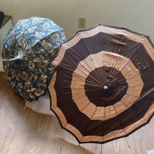 2 Vintage Regenschirm Sonnenschirme Lucite Griffe braun kariert und grün und hellbraun geblümt - Bild 1 von 16