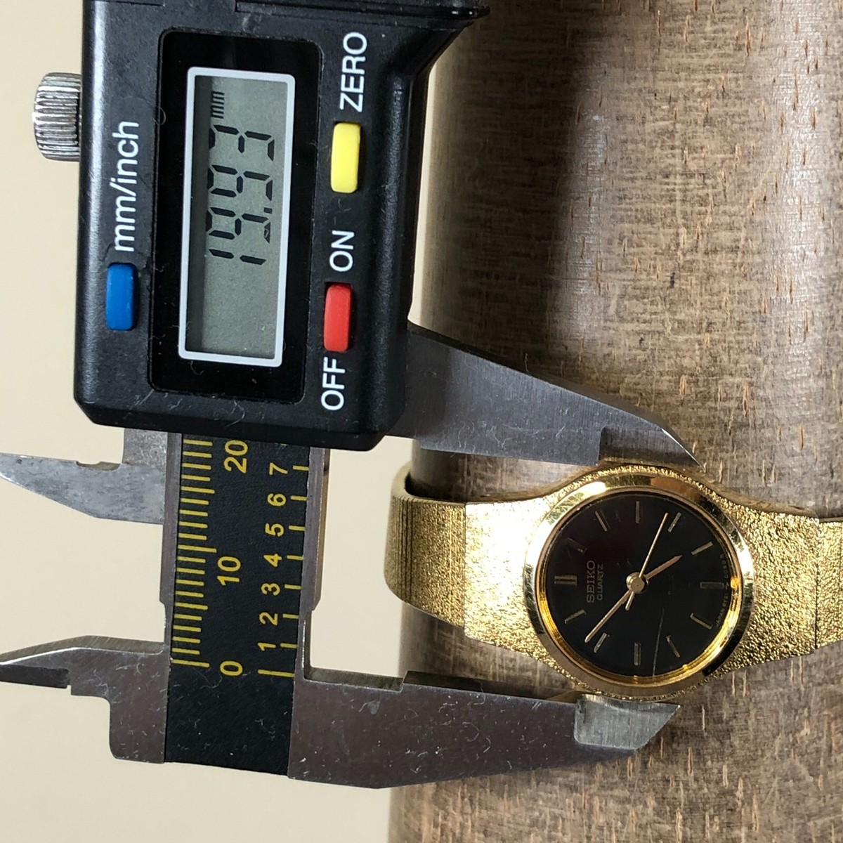 Vintage Seiko Women 8Y21-0020 Classic Gold Tone 20mm Quartz