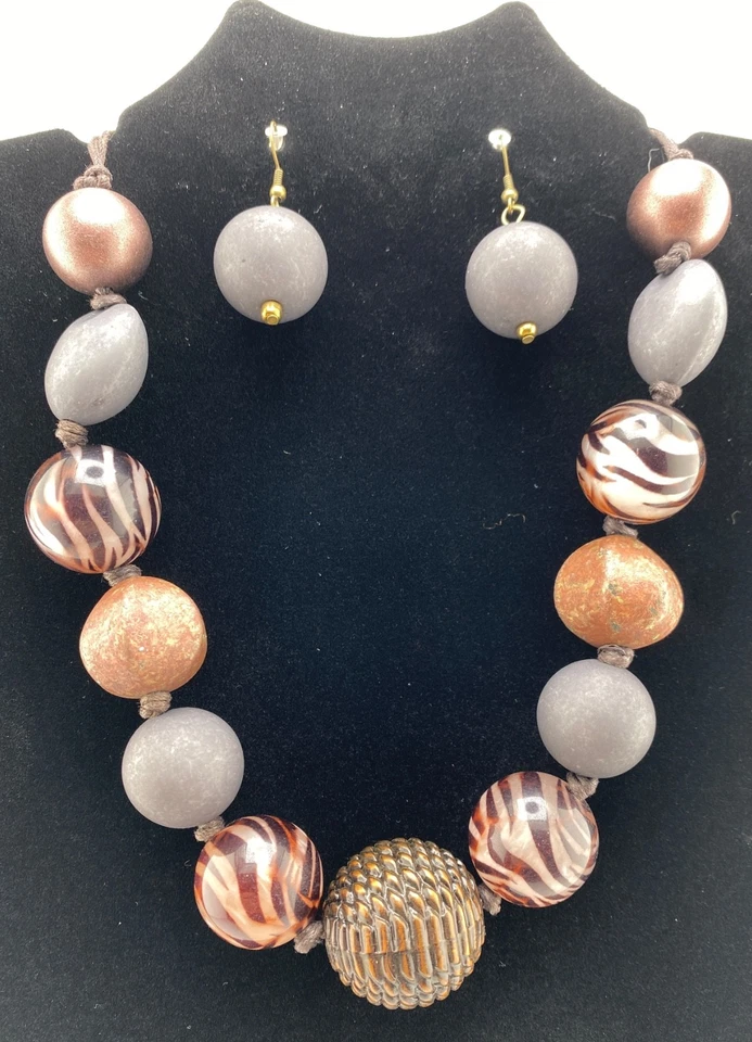 Collar y Pendientes Chicos Moda 18" Gris/Rayas de Tigre/Bronce Cuentas de Polímero Foto 2 de 4