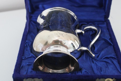 Sechs versilberte Weinkelche in einer blauen Samt-Präsentationsbox