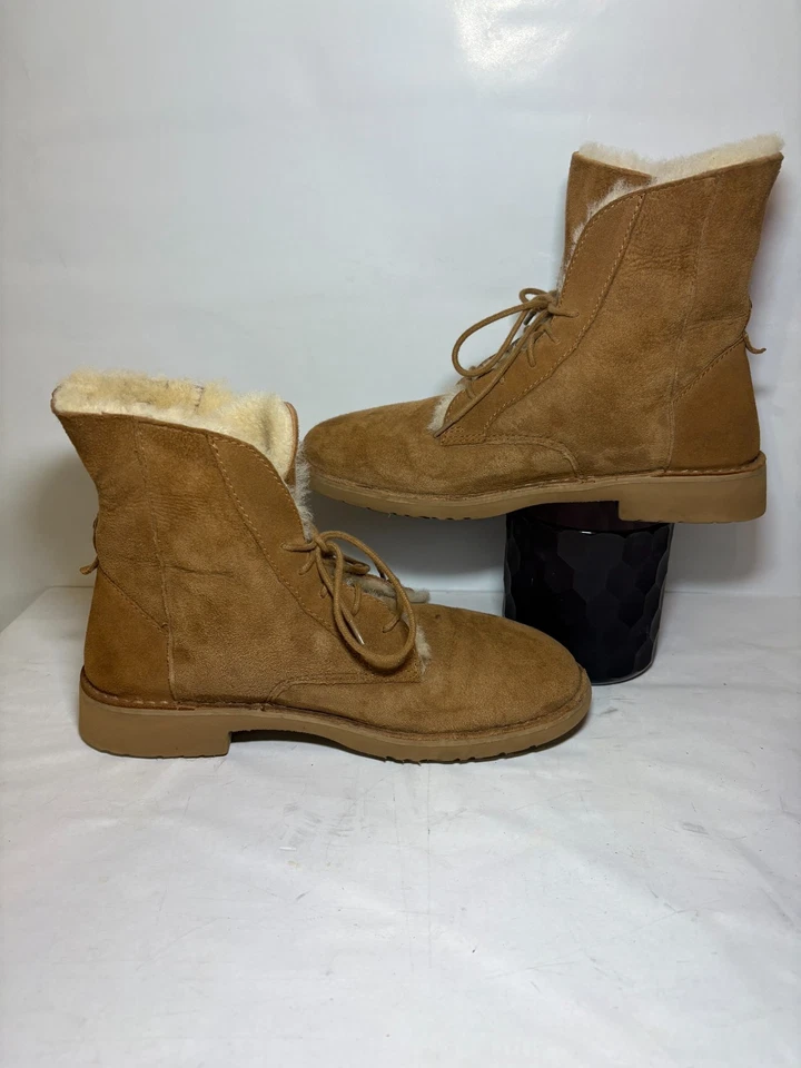Bota de Combate UGG Quincy Para Mujer 9.5 Cuero Marrón Piel Sintética Forrada Con Cordones Usada en Excelente Condición Foto 2 de 4