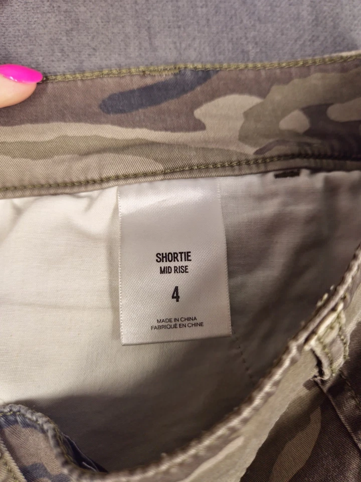 Pantalones cortos Express para mujer talla 4 camuflados tiro medio dobladillo crudo Foto 4 de 4