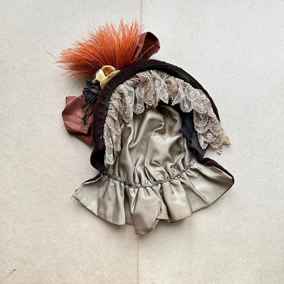 Bonnet Ancien Chapeau De Poupée Grande Taille Bébé En Velours Plume Fleurs - Photo 2/4