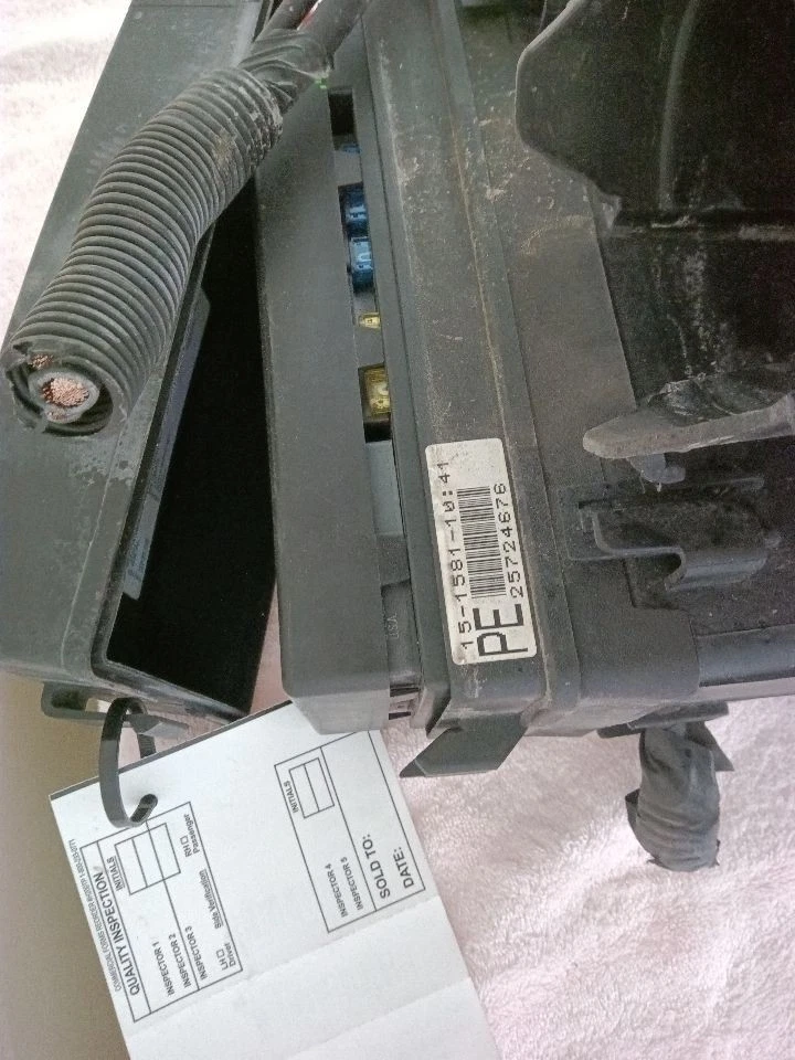 2001-2005 Pontiac Bonneville Fusebox Fuse Box Engine 3600 3.6 2002 2003 2004 - Image 4 of 4