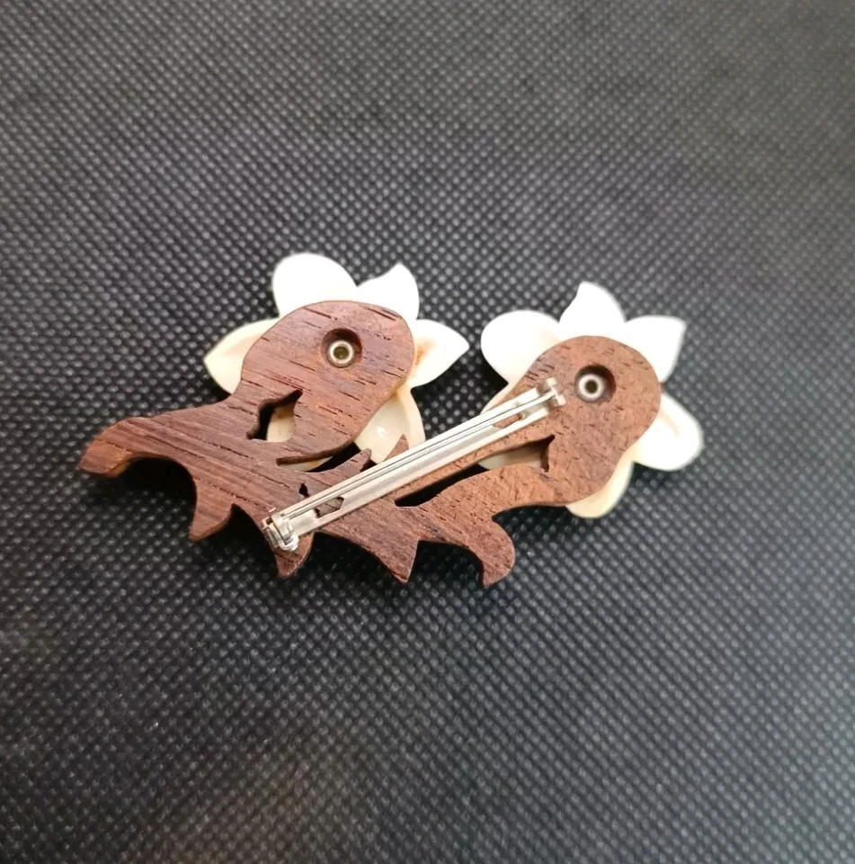 Wood & Early Plastic Circa 1930's Vintage Brooch Pin Unsigned - Image 2 of 4