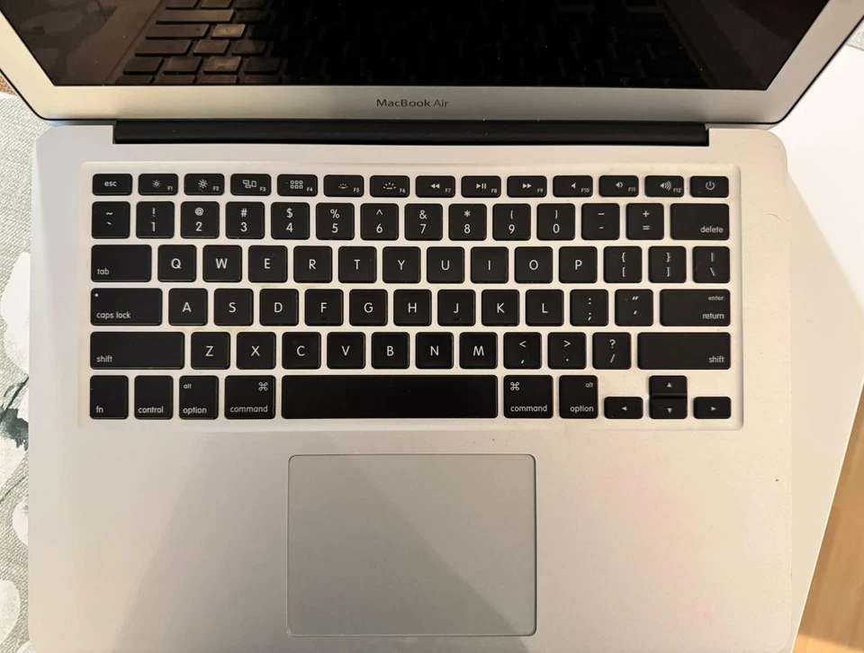 Apple MacBook Air 13 Zoll 2017 (128GB SSD - Intel Core i5 bis 2,90GHz - 8GB RAM) - Bild 2 von 4