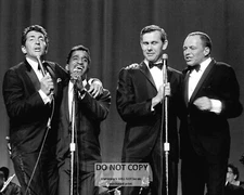 THE "RAT PACK" WITH JOHNNY CARSON - 8X10 PUBLICITY PHOTO (AZ642)