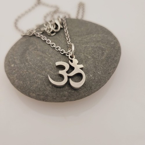 Om Pendant Necklace. Om Mantra Yoga Jewelry. Hindu Pendants. - Picture 6 of 8