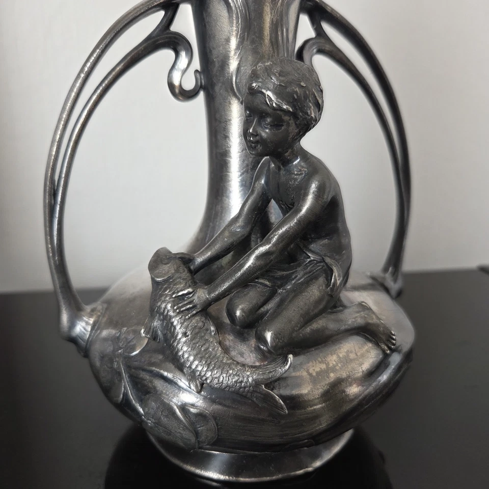 Vase WMF Signé Art Nouveau 1900 German Jugendstil en Etain Garçon au Poisson - Photo 2/4