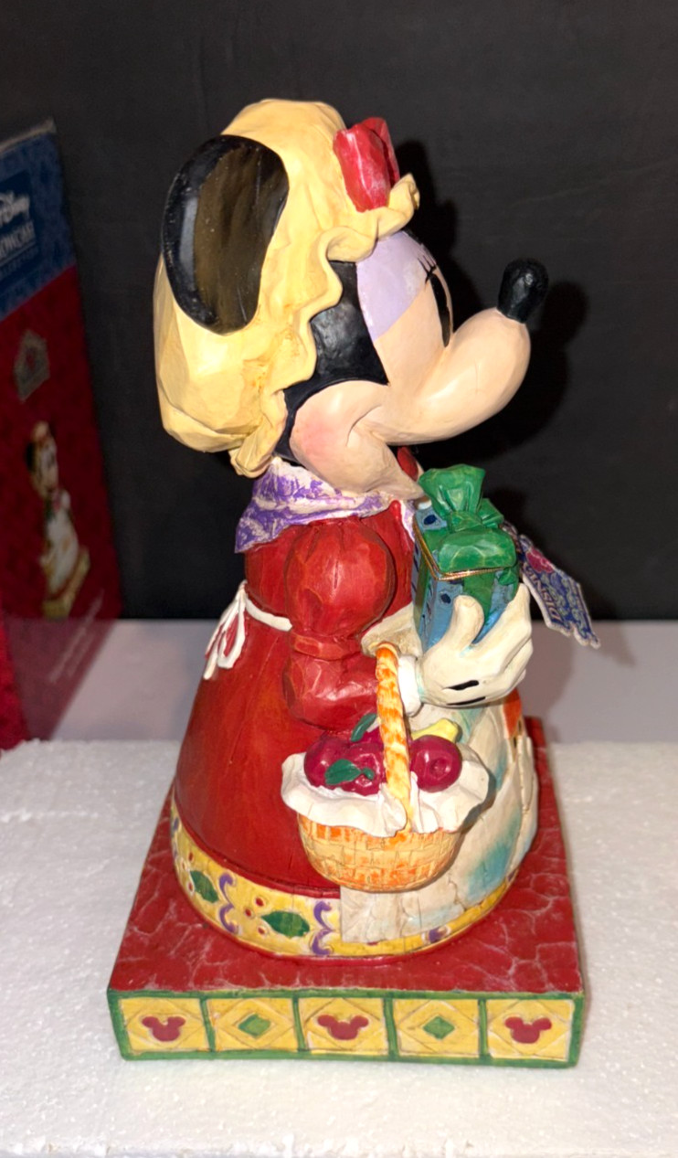 Walt Disney Showcase Collection "HEARTWARMING HOLIDAY " Minnie Mouse - W/Box 9"
